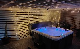 Beautiful House With Spa Pool And Parking Near Cbd